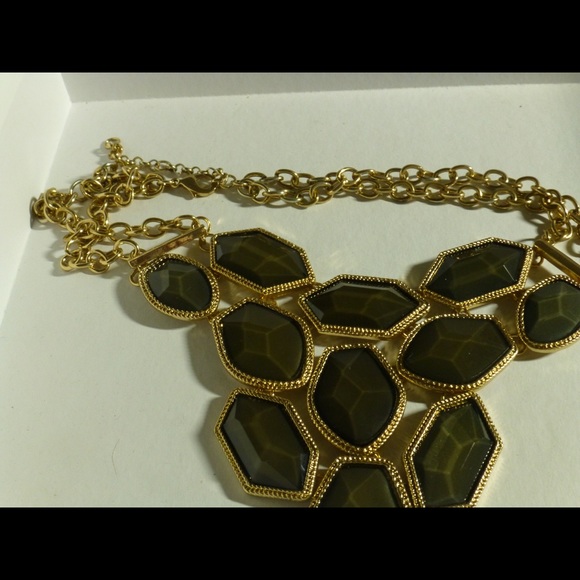 Gold deep green statement neckless - Picture 5 of 9